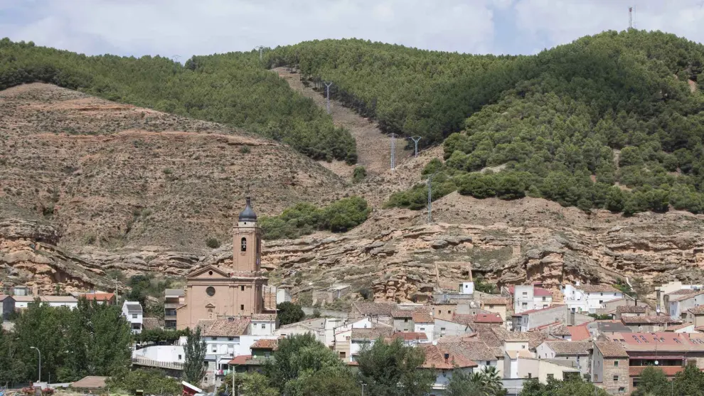 Este pequeño pueblo envuelto entre viñedos es hogar de una bodega de vino ecológico pionera en Aragón.
