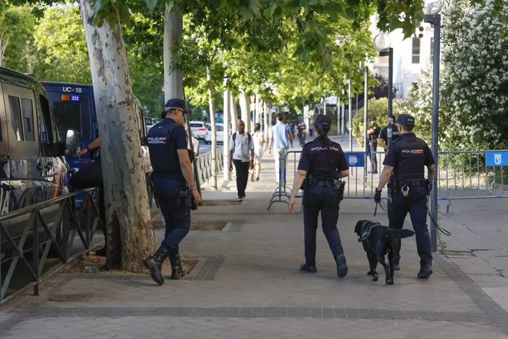 Despliegue de medios de comunicación y policía ante la entrada de Begoña Gómez a los juzgados de Plaza Castilla en Madrid.