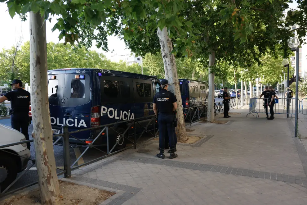 Despliegue de medios de comunicación y policía ante la entrada de Begoña Gómez a los juzgados de Plaza Castilla en Madrid.