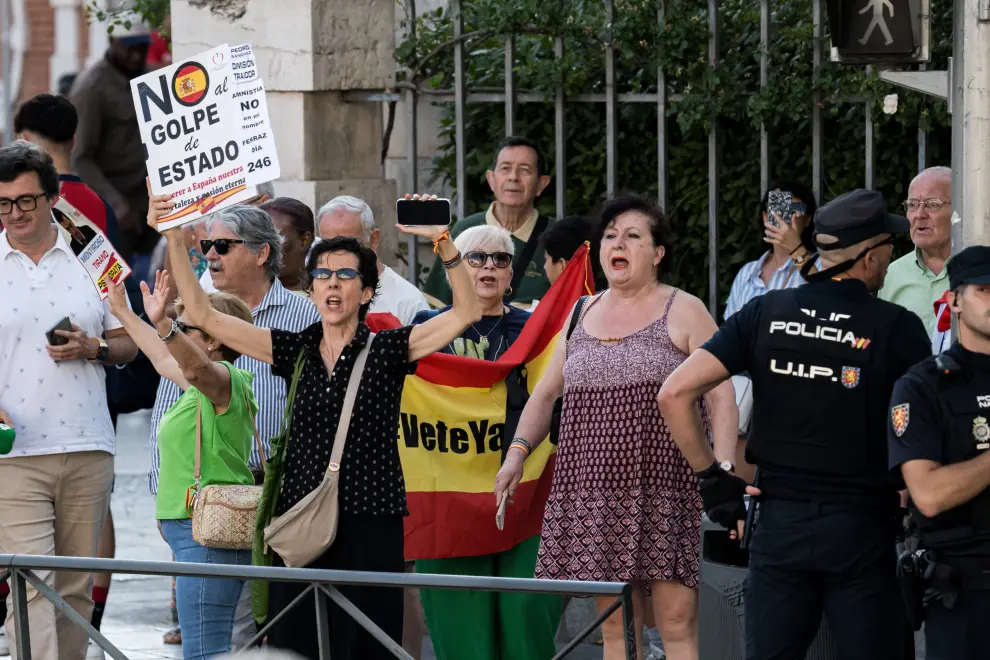 Varias personas se concentran para protestar contra el presidente del Gobierno antes de que su mujer, Begoña Gómez, llegue a declarar como investigada, en los juzgados de Plaza de Castilla.