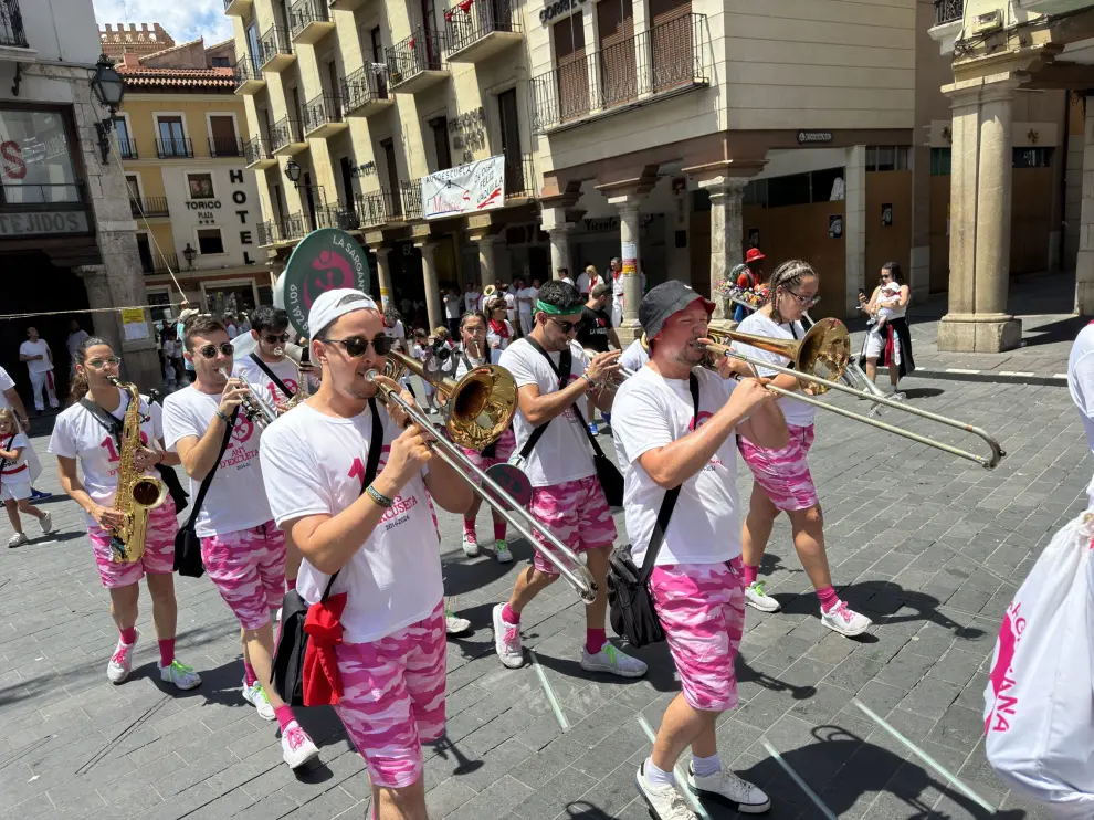 Fiestas de la Vaquilla 2024 en Teruel: ambiente de charangas en la calle