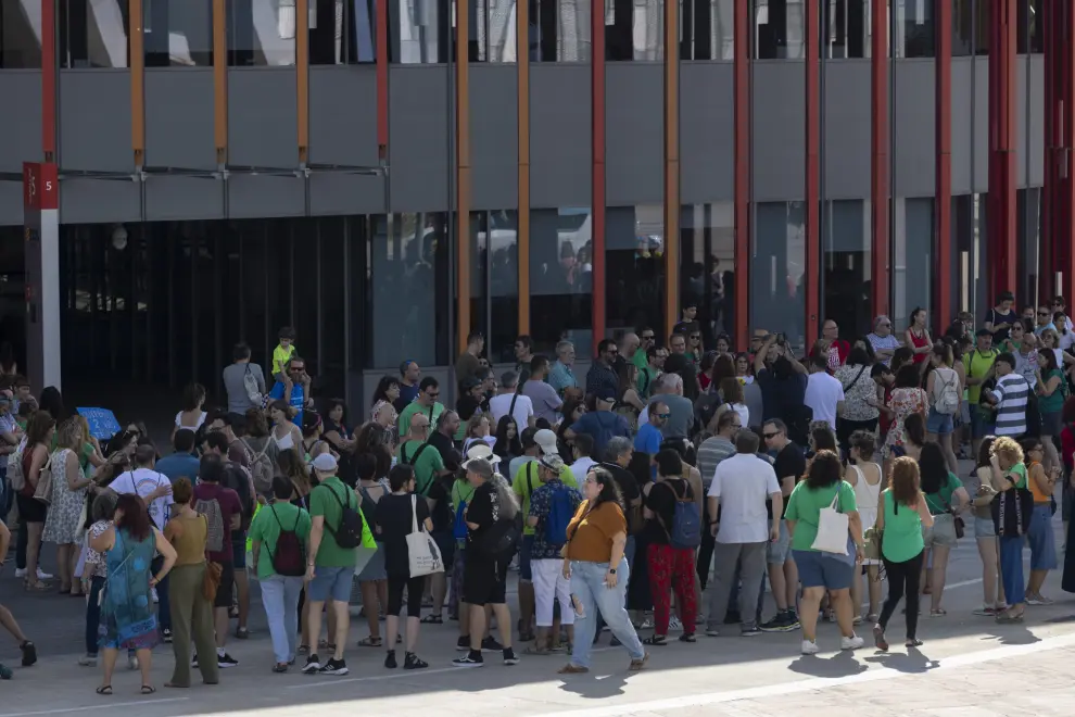 Concentración contra los recortes de profesorado ante el Departamento de Educación en Zaragoza