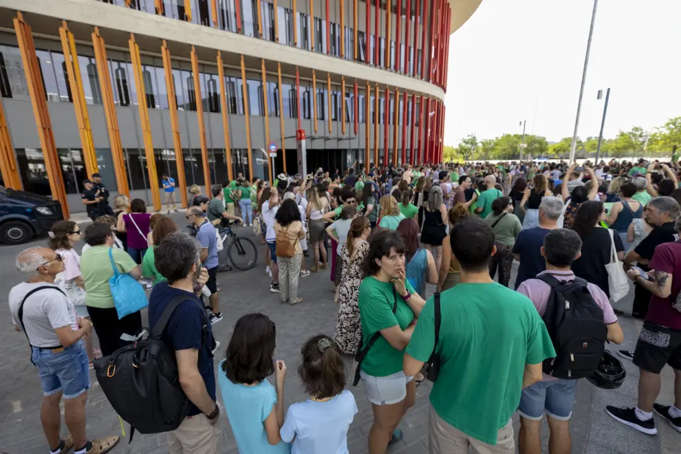 Concentración contra los recortes de profesorado ante el Departamento de Educación en Zaragoza