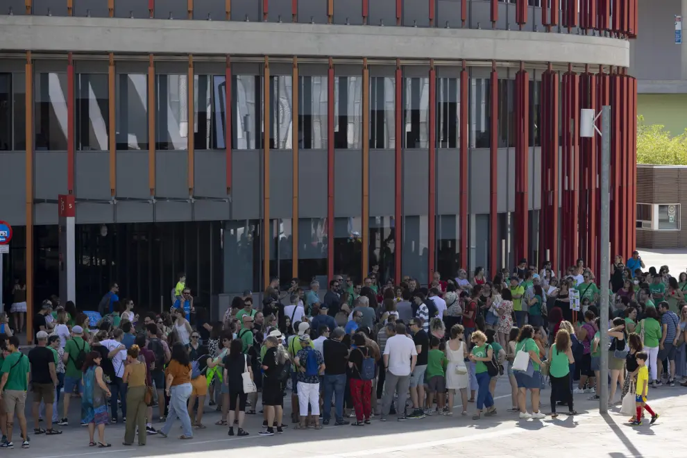 Concentración contra los recortes de profesorado ante el Departamento de Educación en Zaragoza