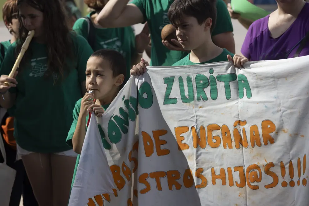 Concentración contra los recortes de profesorado ante el Departamento de Educación en Zaragoza