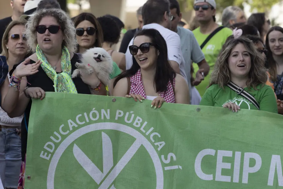 Concentración contra los recortes de profesorado ante el Departamento de Educación en Zaragoza