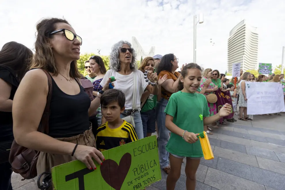 Concentración contra los recortes de profesorado ante el Departamento de Educación en Zaragoza