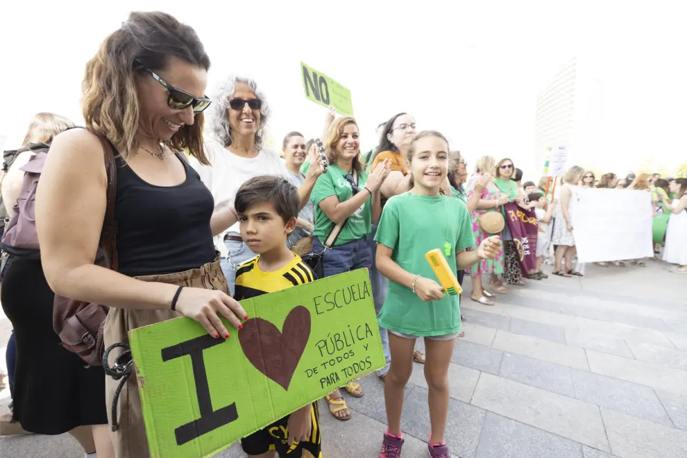 Concentración contra los recortes de profesorado ante el Departamento de Educación en Zaragoza