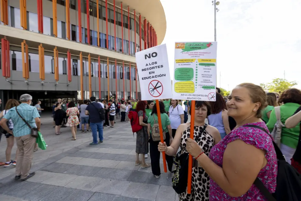 Concentración contra los recortes de profesorado ante el Departamento de Educación en Zaragoza