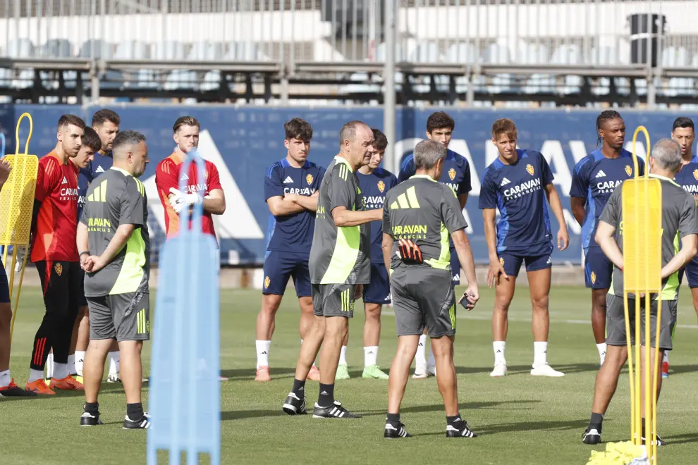 Víctor Fernández dirige este martes la primera sesión de pretemporada sobre el césped.