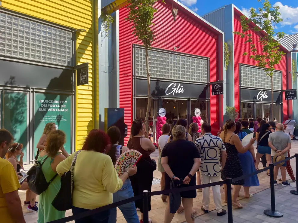 Apertura de la nueva tienda Glü, que ofrece una amplia selección de ropa y calzado Shein, en La Torre Outlet Zaragoza