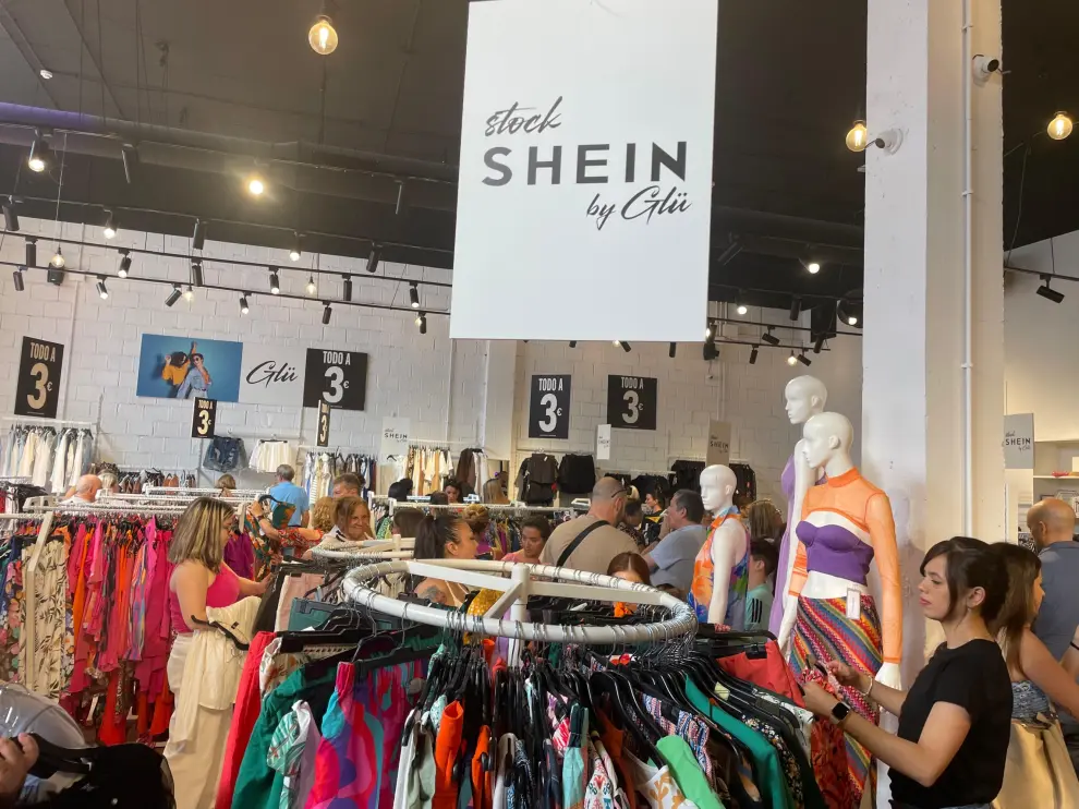 Apertura de la nueva tienda Glü, que ofrece una amplia selección de ropa y calzado Shein, en La Torre Outlet Zaragoza