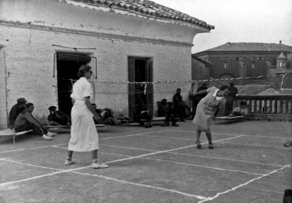 Acabado su turno, las enfermeras Patience Darton y Agnes Hodgson juegan en la terraza del hospital de Poleñino. Imagen de 1937, procedente del álbum de la enfermera australiana Agnes Hodgson, recogido en el libro 'A una milla de Huesca. Diario de una enfermera australiana en la guerra civil española'.