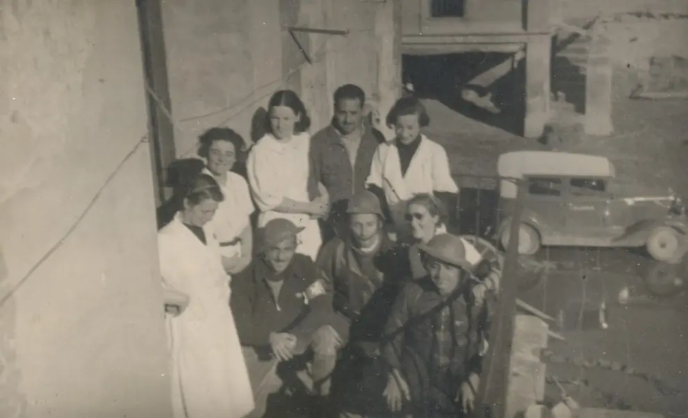 En el centro, la enfermera Susannah Sutor y el doctor Gonzalo Aguiló, cogidos del brazo, en el hospital inglés montado en Grañén durante la Guerra Civil.