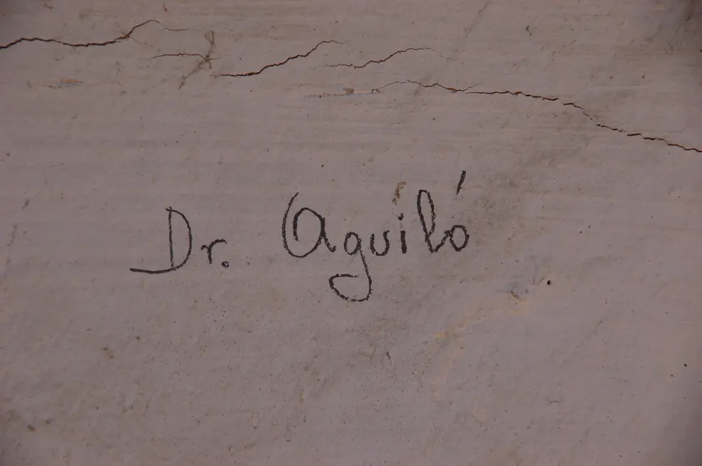 En las falsas, inscripciones a lápiz indican dónde descansaba cada miembro de la plantilla del hospital instalado en la Guerra Civil en Poleñino