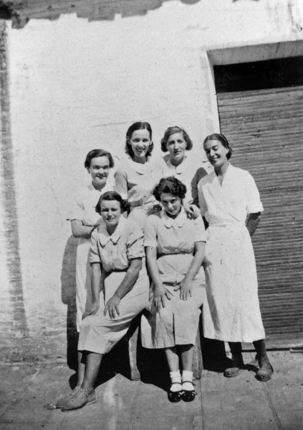 Enfermeras del hospital de Poleñino durante la guerra civil, impecablemente uniformadas. Sentadas, Agnes Hodgson y Mary Slater. Detrás, de izquierda a derecha, Margaret Powell, Susannah Sutor, Anne Murray y Patience Darton, en una imagen de 1937, procedente del álbum de la enfermera australiana Agnes Hodgson.