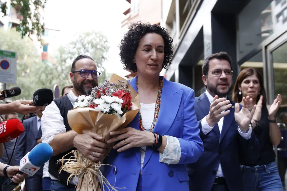 La secretaria general de ERC, Marta Rovira (2i), a su llegada esta tarde la sede del partido.