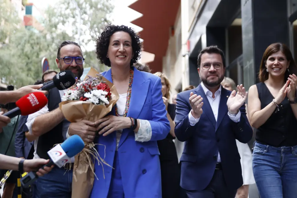 La secretaria general de ERC, Marta Rovira (2i), a su llegada esta tarde la sede del partido.