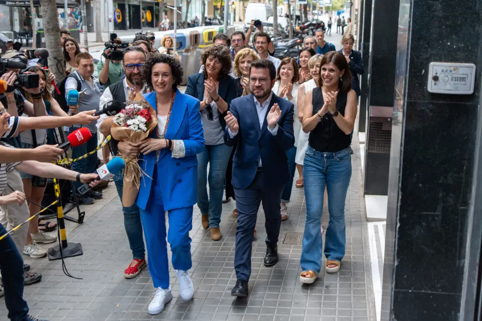 La secretaria general de ERC, Marta Rovira (2i), a su llegada esta tarde la sede del partido.