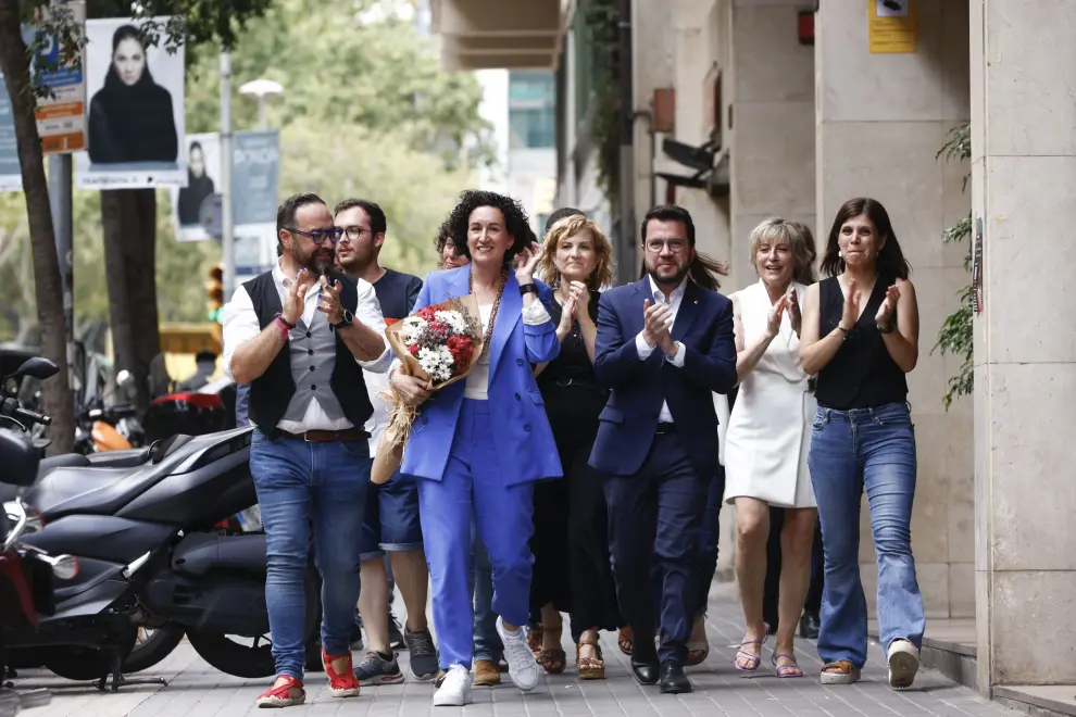 La secretaria general de ERC, Marta Rovira (2i), a su llegada esta tarde la sede del partido.