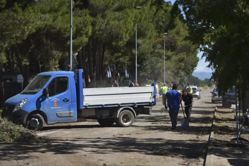 Labores de limpieza de los daños provocados por la tormenta en El Temple, que dejó vientos de más de 100 km/h, cientos de árboles caídos, cortes de luz, daños en viviendas y el cierre de la carretera.