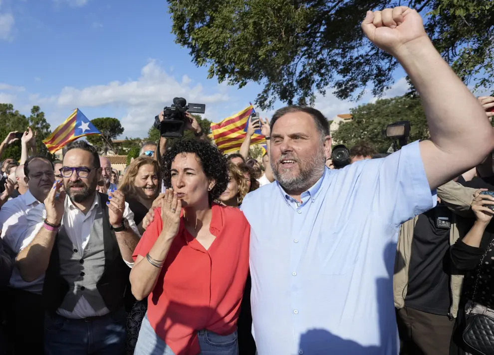 Marta Rovira  es recibida por el líder de los republicanos, Oriol Junqueras tras su vuelta a Cataluña