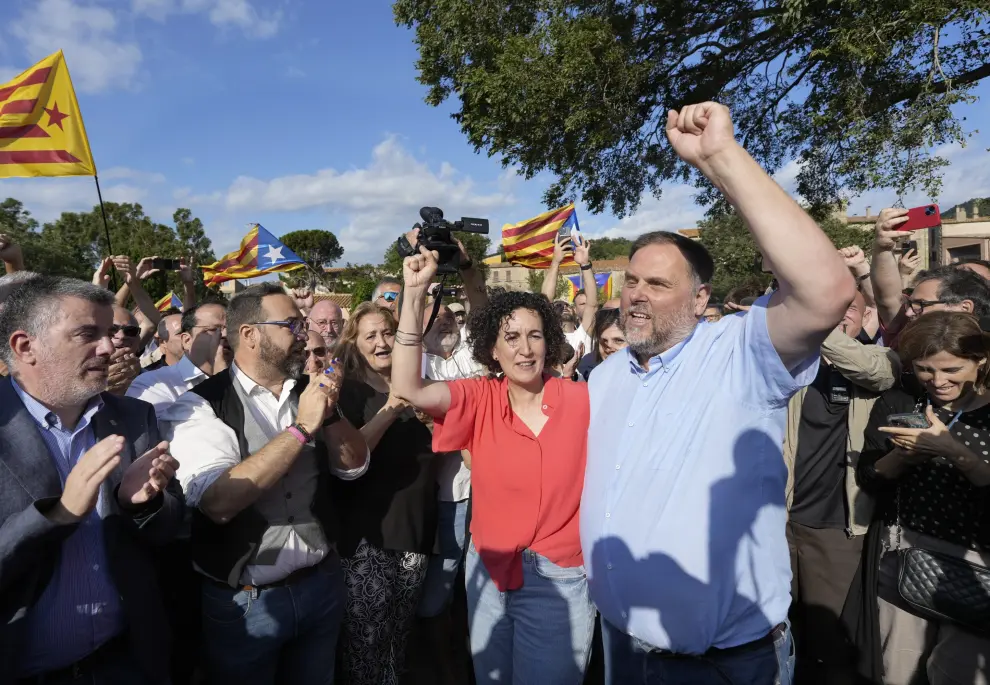 Marta Rovira  es recibida por el líder de los republicanos, Oriol Junqueras tras su vuelta a Cataluña