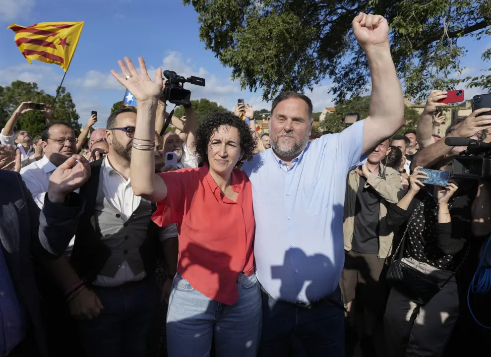 Marta Rovira  es recibida por el líder de los republicanos, Oriol Junqueras tras su vuelta a Cataluña