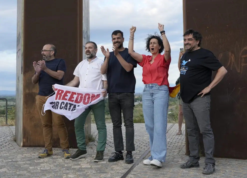 Marta Rovira, Ruben Wagensberg, Oleguer Serra, el empresario Josep Campmajó y el periodista Jesús Rodríguez a su llega a Francia antes de cruzar la frontera con Cataluña