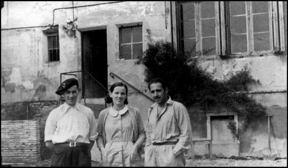 Paulino, conductor de ambulancia, la enfermera inglesa Susannah Sutor y el doctor Gonzalo Aguiló, ante la parte trasera del hospital de Poleñino, en junio de 1937. Una copia de esta fotografía ha sido conservada por la familia Aguiló Sutor.