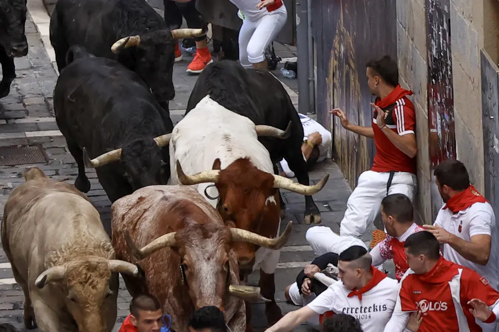 PAMPLONA, 12/07/2024.- Los toros de la ganadería de Jandilla enfilan la calle Estafeta durante el sexto encierro de los Sanfermines 2024 celebrado este viernes en Pamplona. EFE/J.P. Urdiroz
