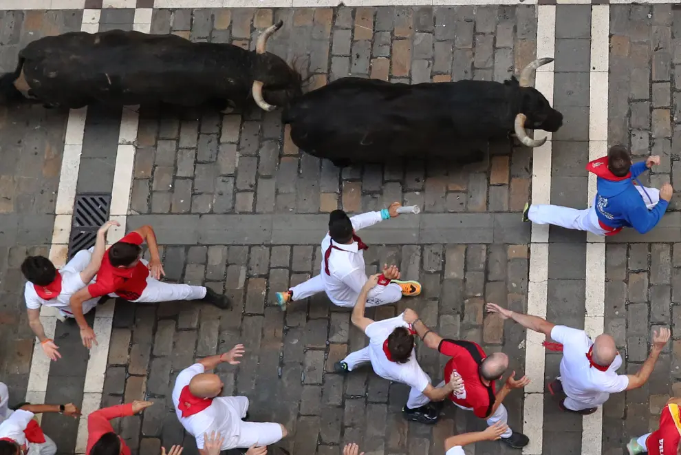PAMPLONA, 12/07/2024.- Los toros de la ganadería de Jandilla a su paso por la calle Estafeta durante el sexto encierro de los Sanfermines 2024 celebrado este viernes en Pamplona. EFE/J.P. Urdiroz
