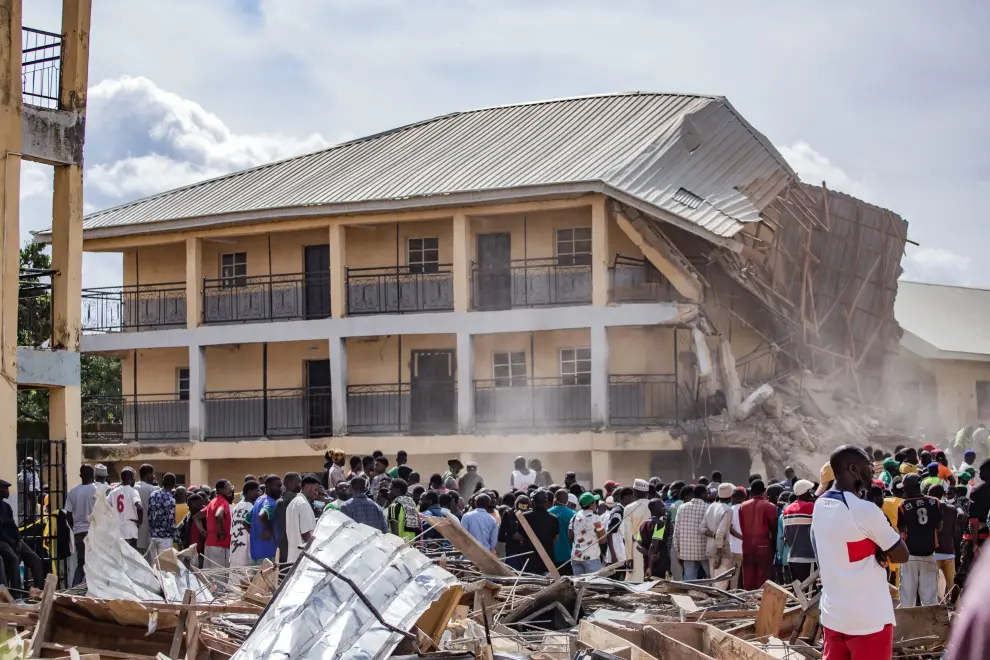 Derrumbe de una escuela de dos pisos en el centro de Nigeria