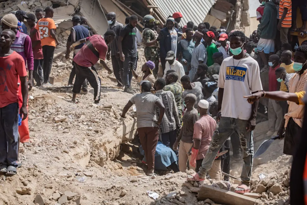 Derrumbe de una escuela de dos pisos en el centro de Nigeria