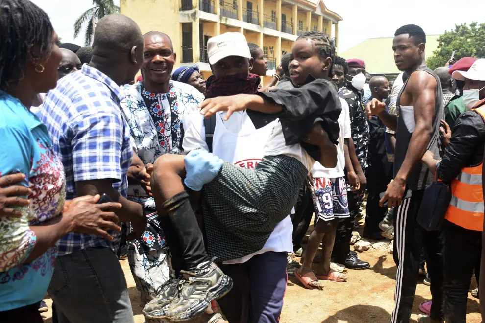 Derrumbe de una escuela de dos pisos en el centro de Nigeria