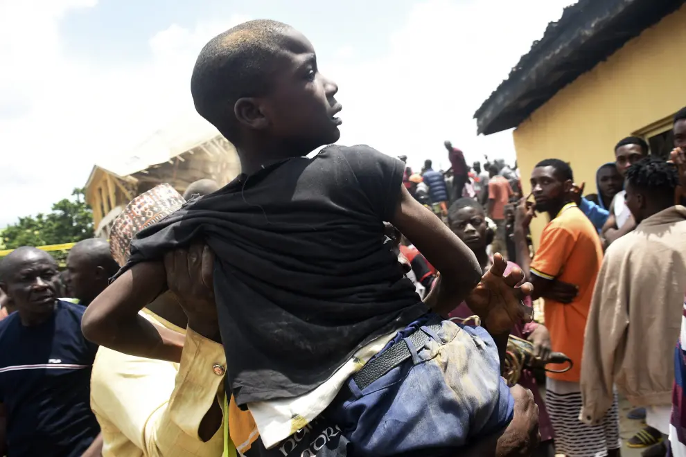 Derrumbe de una escuela de dos pisos en el centro de Nigeria