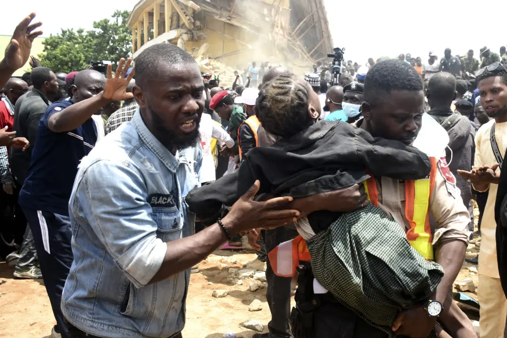 Derrumbe de una escuela de dos pisos en el centro de Nigeria