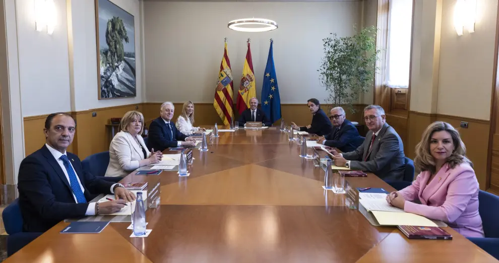 Los consejeros del Gobierno de Aragón toman posesión de sus nuevos cargos en un acto presidido por Jorge Azcón