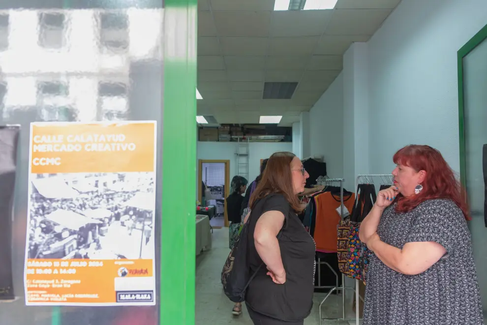 Mercadillo cultural de los nuevos comercios en la calle Calatayud de Zaragoza