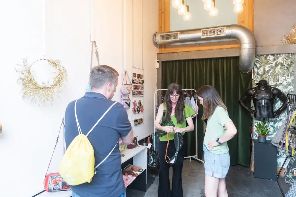 Mercadillo cultural de los nuevos comercios en la calle Calatayud de Zaragoza