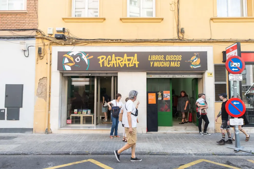 Mercadillo cultural de los nuevos comercios en la calle Calatayud de Zaragoza