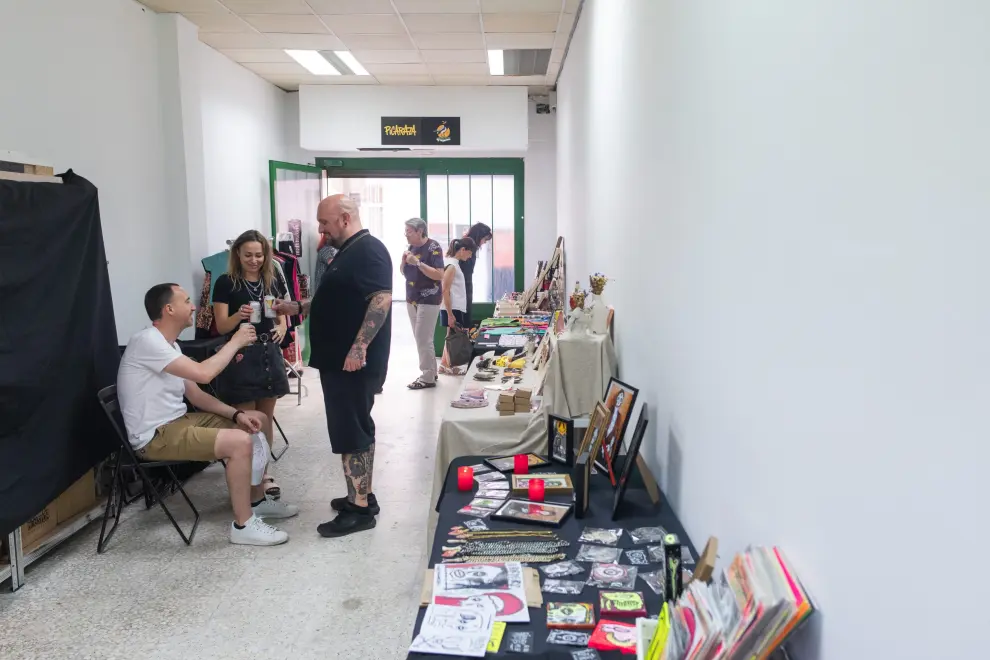 Mercadillo cultural de los nuevos comercios en la calle Calatayud de Zaragoza