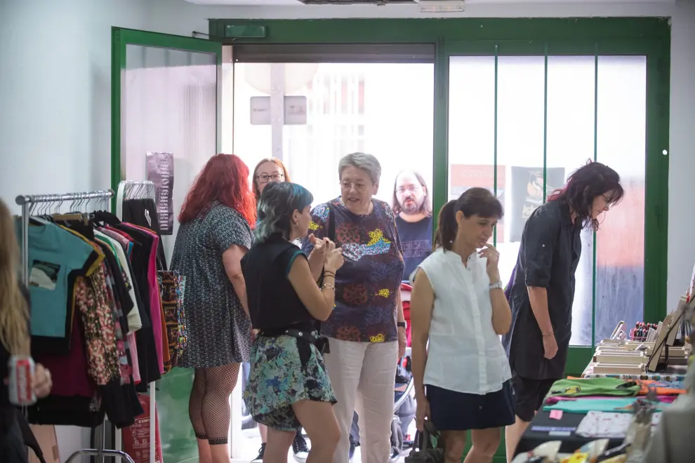 Mercadillo cultural de los nuevos comercios en la calle Calatayud de Zaragoza
