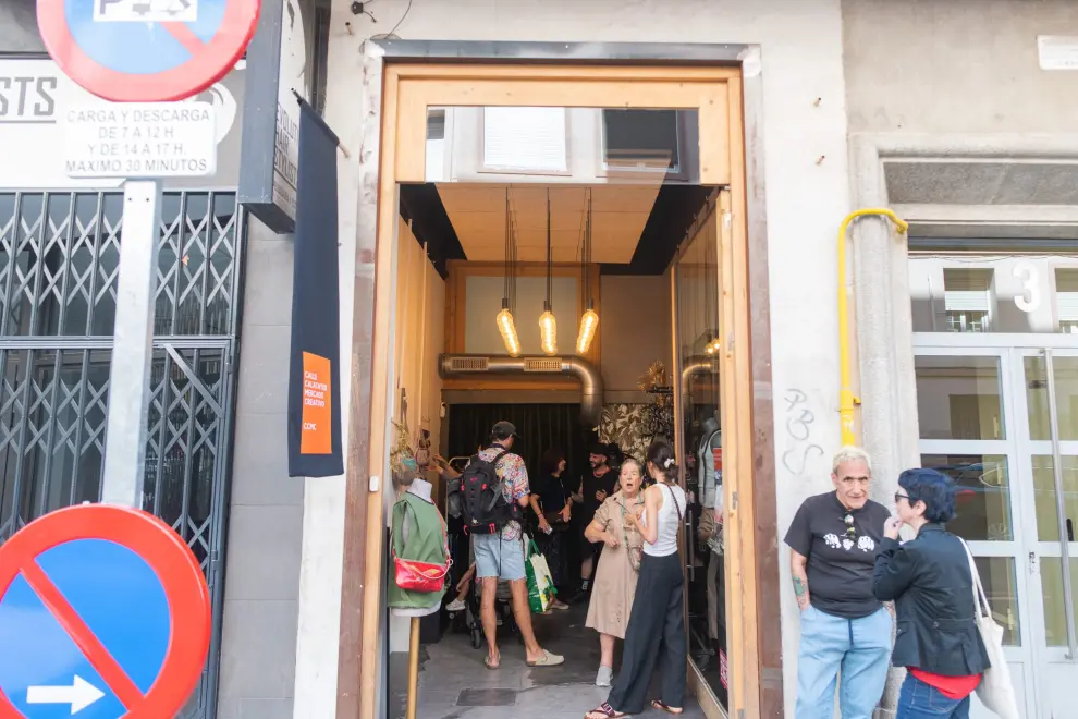 Mercadillo cultural de los nuevos comercios en la calle Calatayud de Zaragoza