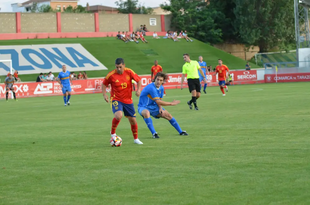 Momentos del partido entre las Leyendas de la selección y las aragonesas en Tarazona.