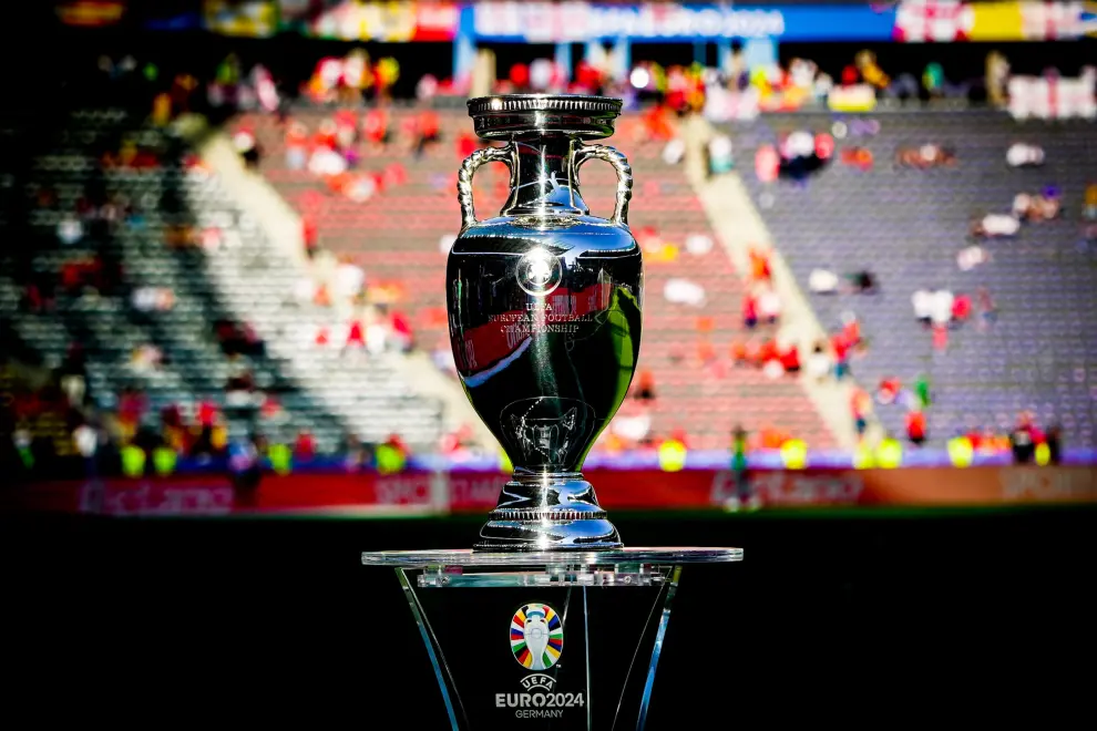 Partido España-Inglaterra, final de la Eurocopa 2024, en el Estadio Olímpico de Berlín: foto de la copa de campeones