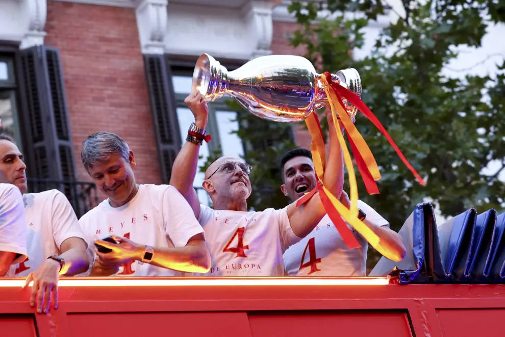 Luis de la Fuente celebrates with the trophy during the celebration of Spain Team at Calle de Serrano of Madrid after winning the Eurocup 2024 against Englad on July 15, 2024 in Madrid, Spain...AFP7 ..15/07/2024 ONLY FOR USE IN SPAIN [[[EP]]]