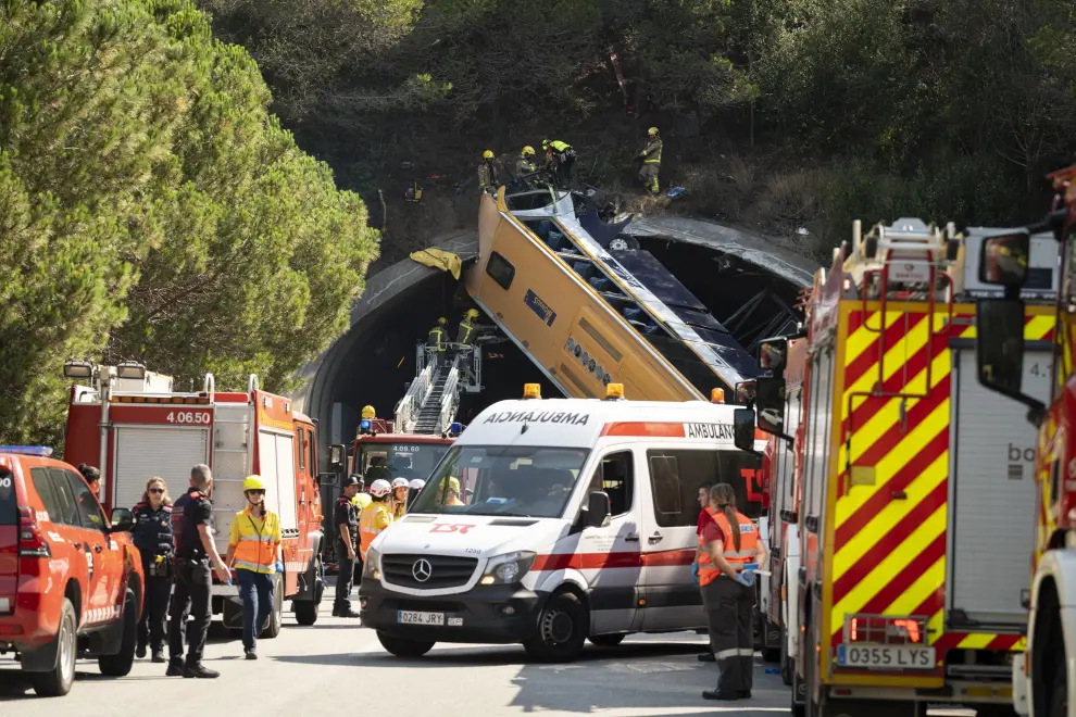 PINEDA DE MAR (BARCELONA), 16/07/2024.- Tres personas han resultado heridas críticas y una grave en el accidente de un autocar de trabajadores del grupo Inditex que ha volcado este martes a la entrada de un túnel de la C-32, a la altura de Pineda (Barcelona), donde los equipos de emergencias han asistido a un total de 52 pasajeros. Según ha informado el Sistema de Emergencias Médicas (SEM), los tres heridos críticos han sido evacuados en helicópteros medicalizados a los hospitales Vall d'Hebron de Barcelona, Germans Trias i Pujol de Badalona (Barcelona) y Josep Trueta de Girona. Según el SEM, otra persona ha resultado herida grave y ha sido evacuada al Hospital de Blanes (Girona). Asimismo, otras cuatro personas han sufrido lesiones menos graves y han sido evacuadas una al Hospital de Blanes (Girona) y tres al centro de urgencias de atención primaria de Mataró (Barcelona).-EFE/ David Borrat
 ESPAÑA ACCIDENTE AUTOCAR
