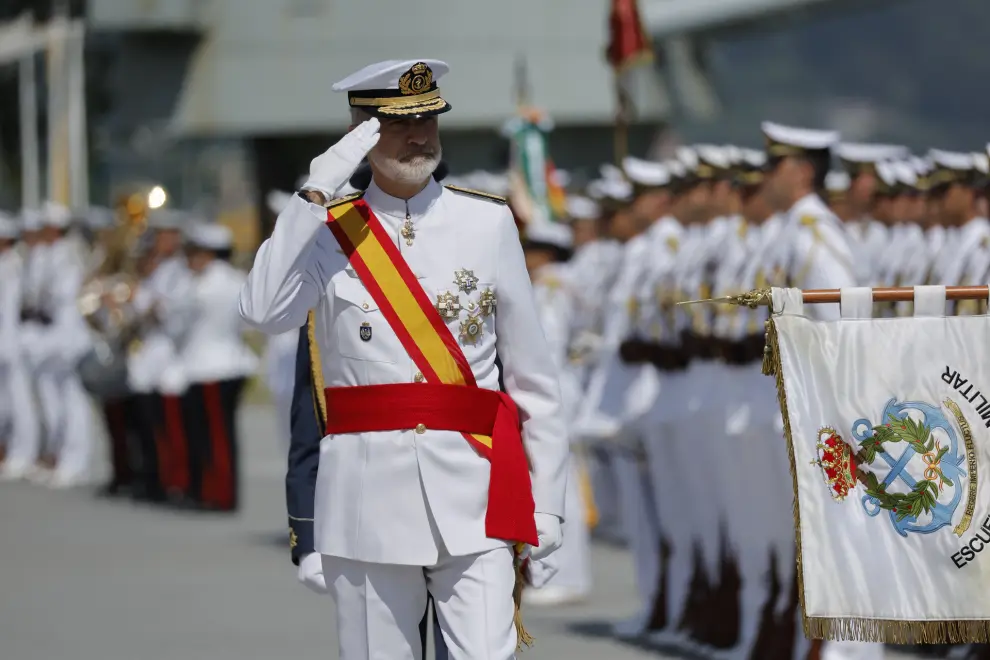MARÍN (PONTEVEDRA), 16/07/2024.- El rey Felipe a su llegada a la entrega de despachos a los nuevos oficiales de la Armada española, este martes en la Escuela Naval Militar de Marín (Pontevedra). EFE/ Lavandeira
