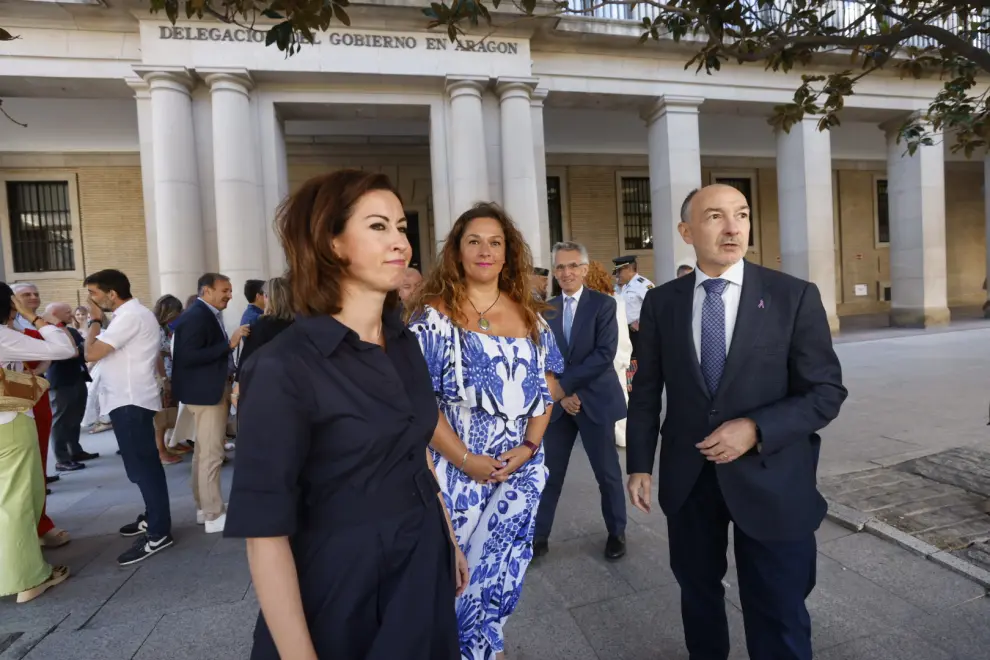 Minuto de silencio ante la Delegación del Gobierno por el asesinato de una mujer a manos de su marido en Ejea de los Caballero